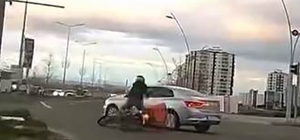 Motosikletin otomobille çarpışma anı kamerada