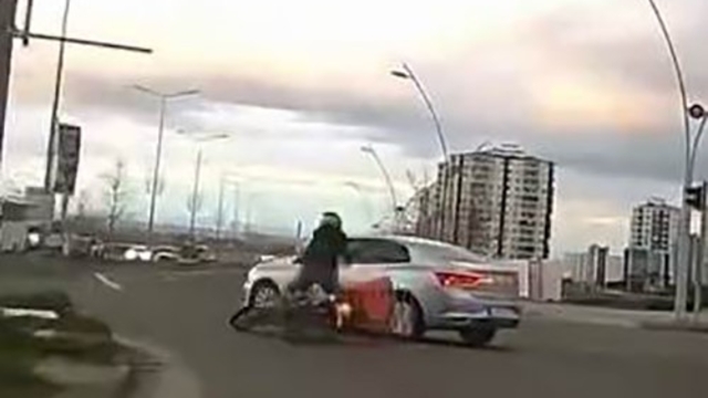 Motosikletin otomobille çarpışma anı kamerada