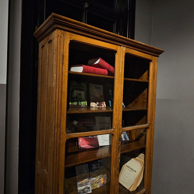 Elazığ'da 96 yıllık ahşap dolap,tarihin izlerini taşıyor