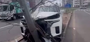 Diyarbakır'da otomobil refüje çıkıp direğe çarptı: 1 yaralı