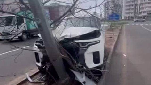 Diyarbakır'da otomobil refüje çıkıp direğe çarptı: 1 yaralı