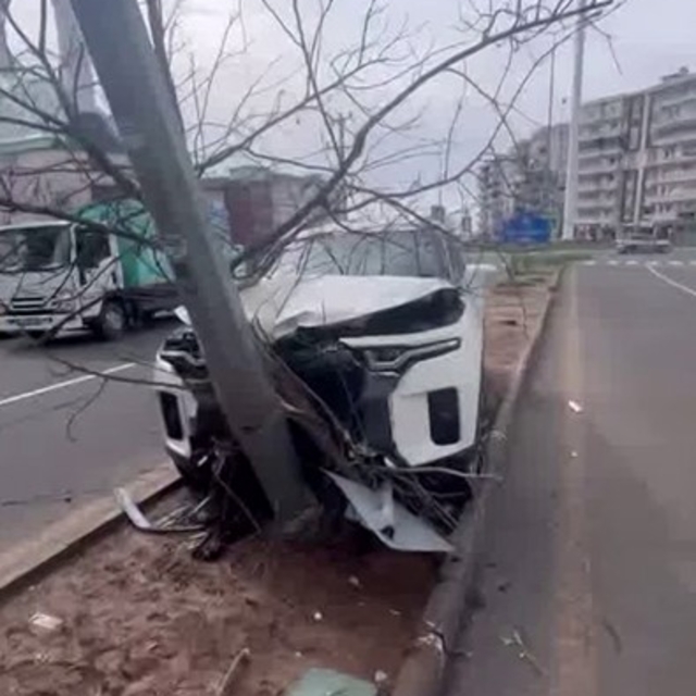 Diyarbakır'da otomobil refüje çıkıp direğe çarptı: 1 yaralı