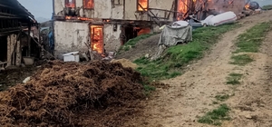 Karabük'te 2 katlı ahşap ev alevlere teslim oldu