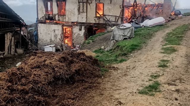 Karabük'te 2 katlı ahşap ev alevlere teslim oldu