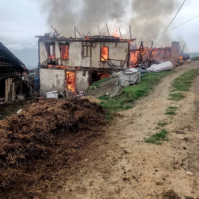 Karabük'te 2 katlı ahşap ev alevlere teslim oldu