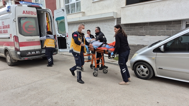 Evinde düşerek yaralanan yaşlı kadın dakikalarca yardım bekledi
Yaralı yaşlı kadın, yakınlarının kapıyı açması sonrası hastaneye kaldırıldı