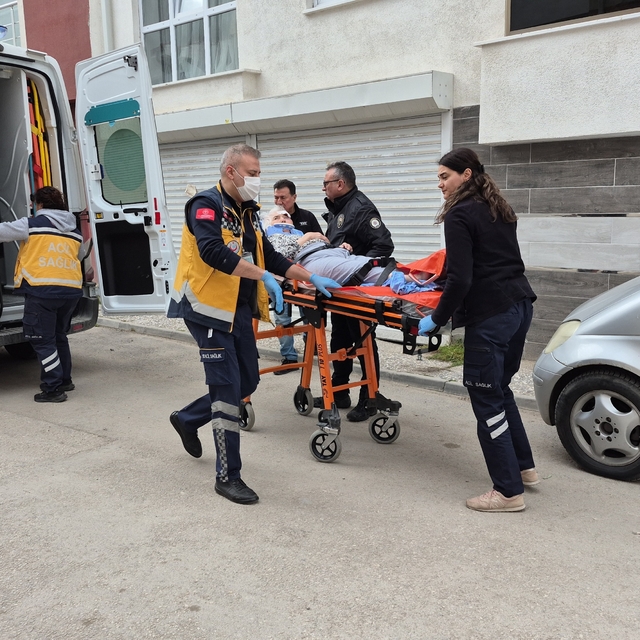Evinde düşerek yaralanan yaşlı kadın dakikalarca yardım bekledi
Yaralı yaşl...