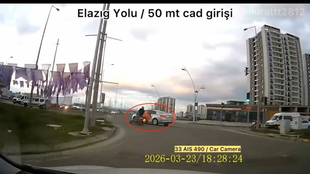 Otomobile çarpmamak için sürücüsünün manevra yaptığı motosiklet devrildi; kaza kamerada