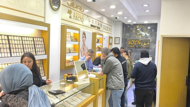 Muğla'da kuyumcularda çeyrek altın tükendi