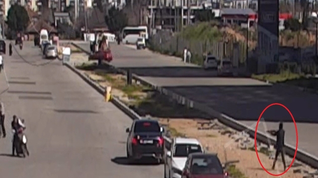 Antalya'da otomobile '60 milyon TL' kurşunu
Takip ettikleri araca pompalı tüfekle ateş edip kaçtılar, telefonla arayıp 60 milyon lira istediler
Silahlı suç örgütü üyesi olduğu tespit edilen şüpheliler operasyonla yakalandı, 6 şüpheliden 3'ü tutuklandı