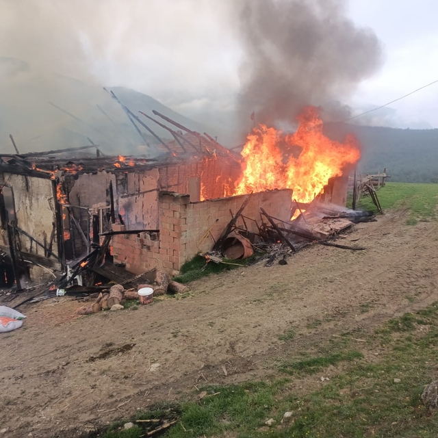 Karabük'te 2 katlı ahşap ev yandı