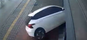 Otomobil iş yerinin vitrininden içeri girdi