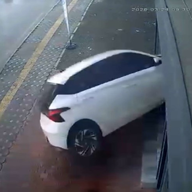 Otomobil iş yerinin vitrininden içeri girdi