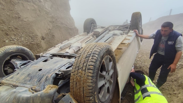 Kontrolden çıkan otomobil DESKİ tarafından açılan çukura yuvarlandı; 1 yaralı