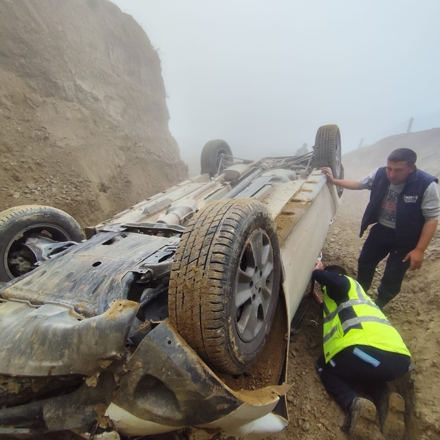 Kontrolden çıkan otomobil DESKİ tarafından açılan çukura yuvarlandı; 1 yara...