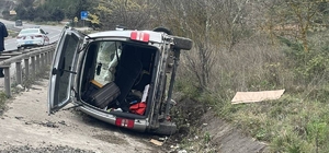 Bilecik'te hafif ticari aracın yol kenarına devrildiği kazada 2 kişi yaraladı