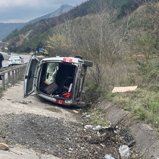 Bilecik'te hafif ticari aracın yol kenarına devrildiği kazada 2 kişi yarala...