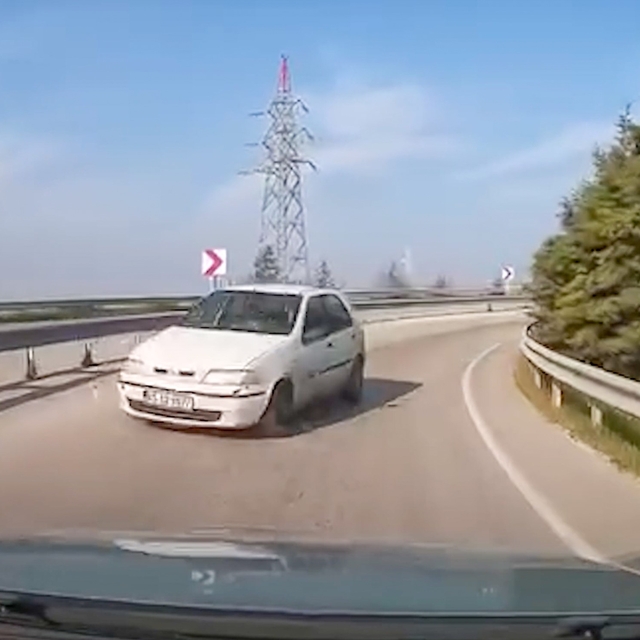 Ters yönde seyir eden araç faciaya davet çıkardı