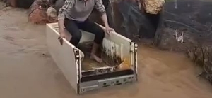 Yola dolan suda hurda buzdolabı kasasıyla ilerledi