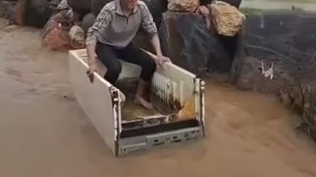 Yola dolan suda hurda buzdolabı kasasıyla ilerledi