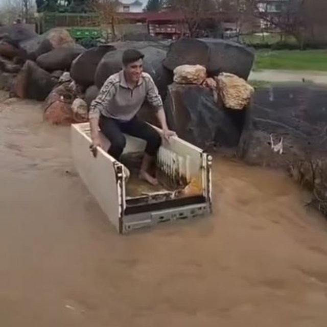 Yola dolan suda hurda buzdolabı kasasıyla ilerledi