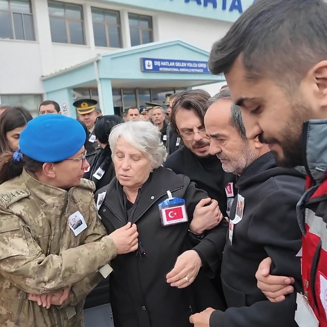Şehit Binbaşı Sinan Taştekin'in naaşı Isparta'ya getirildi
Anneden, 'yürüye...