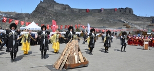 Kars'ta Nevruz coşkusu: Ateş yakıldı, halaylar çekildi Protokol nevruz ateşi üzerinden atladı