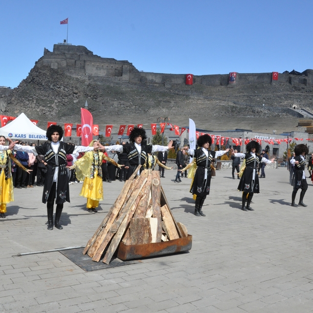Kars'ta Nevruz coşkusu: Ateş yakıldı, halaylar çekildi
Protokol nevruz ateş...