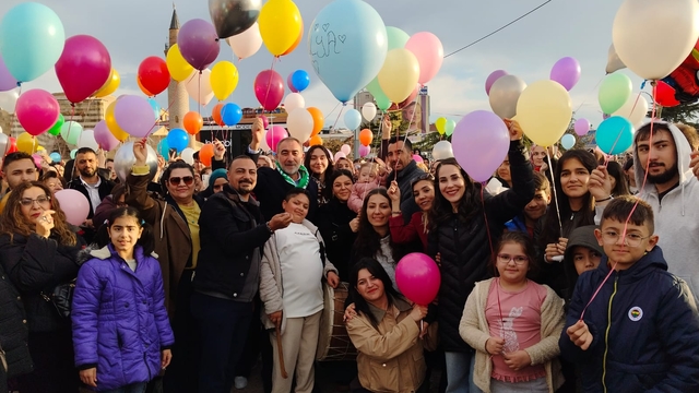 Kampanyası tamamlanan SMA hastası Alya için balonlar gökyüzüne bırakıldı