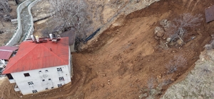 Hakkari'de heyelan bir eve zarar verdi