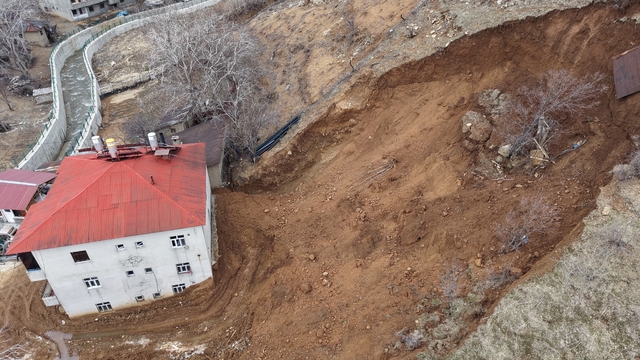 Hakkari'de heyelan bir eve zarar verdi