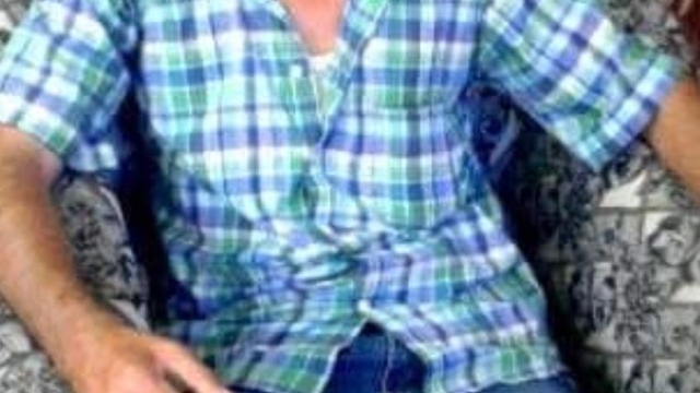 Babasını boğdu, cesediyle aynı evde kaldı