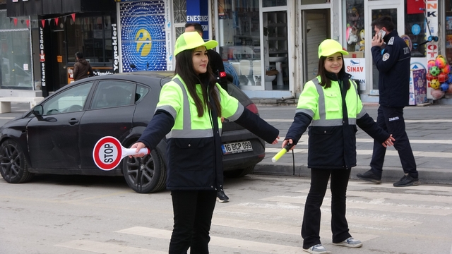 Yozgat'ta öğrenciler trafiğe yön verdi