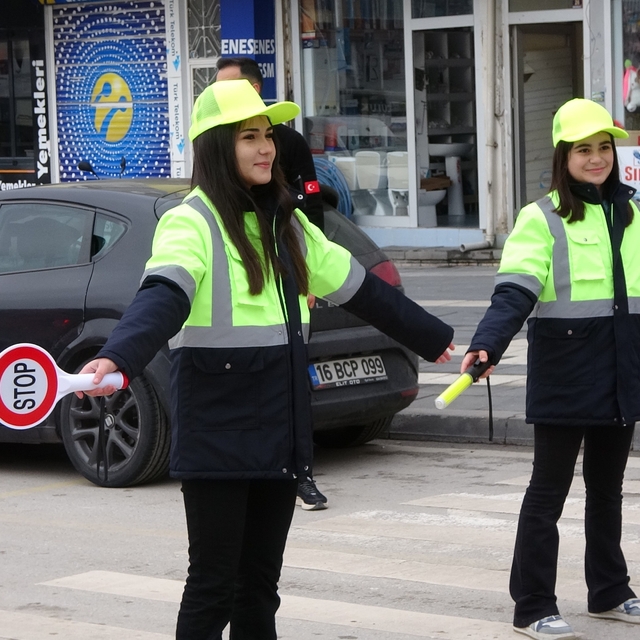 Yozgat'ta öğrenciler trafiğe yön verdi
