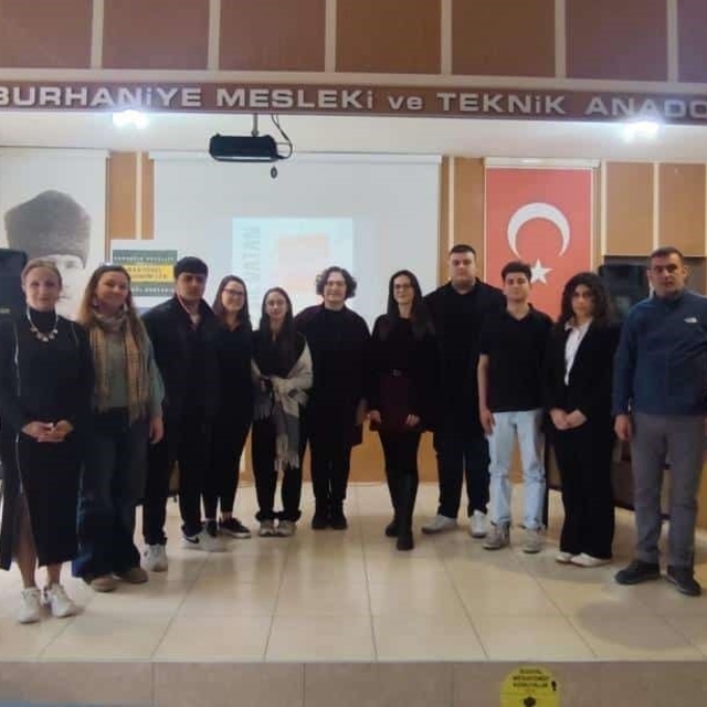 Burhaniye'de Geleceğe Çare etkinliklerinde münazara yarışmaları başladı