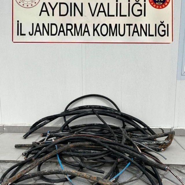 Fabrikadan bakır kablo çaldılar, yakalandılar