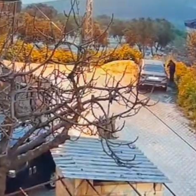 Otomobili kundaklayan şüpheli, alevlerin arasında kaldı