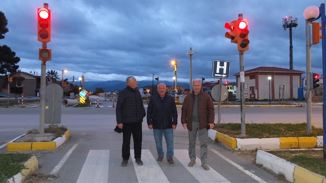 Burhaniye'de düzensiz yanan ışıklar tepki çekti