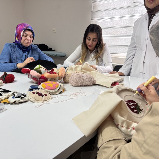 Otizmli oğlunun bakım sürecinde el sanatlarıyla hayata tutundu