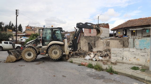 Akdeniz'de tehlike saçan metruk yapılar yıkılıyor