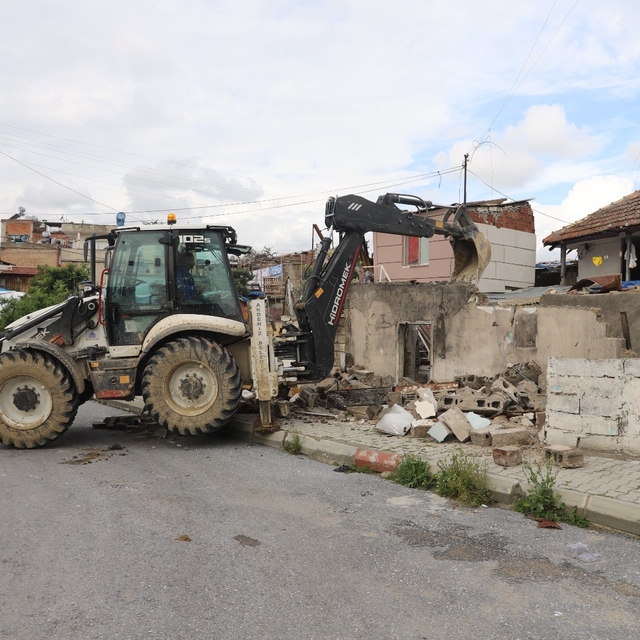 Akdeniz'de tehlike saçan metruk yapılar yıkılıyor