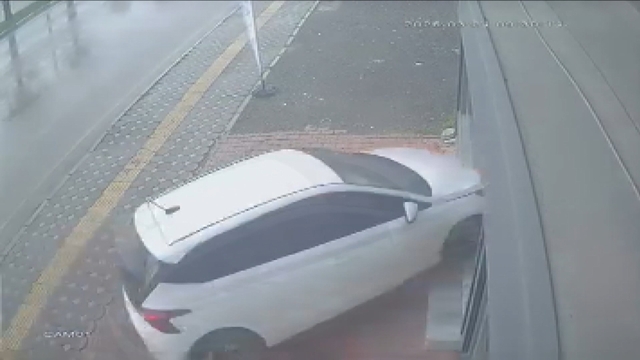 Osmaniye'de otomobilin iş yerine daldığı kaza kamerada