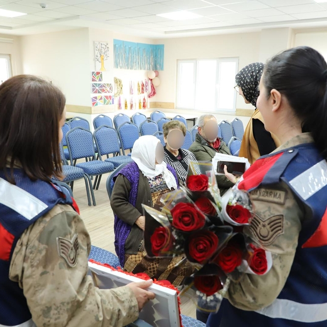 Mardin'de jandarma personeli yaşlıları ziyaret etti