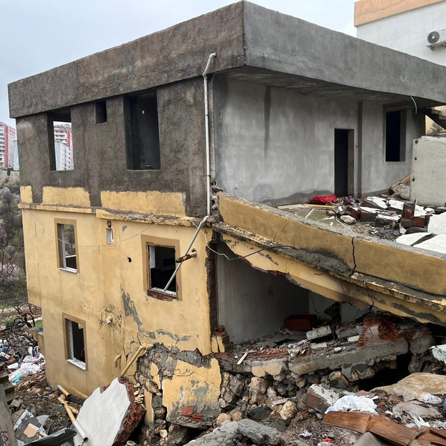 Tahliye edilen bina yağışlara dayanamayarak çöktü