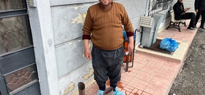 Kirli çizmelerini çıkarıp galoşla aile sağlığı merkezine girdi