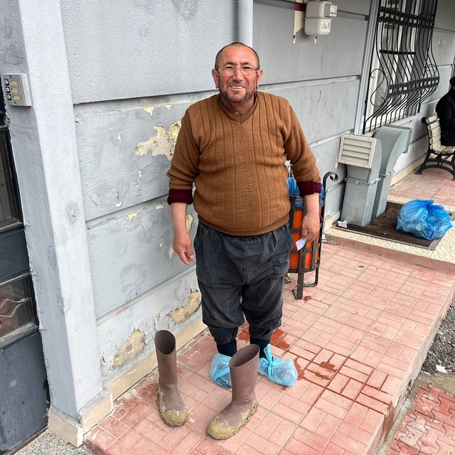 Kirli çizmelerini çıkarıp galoşla aile sağlığı merkezine girdi