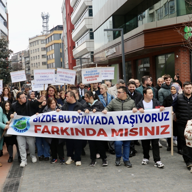 Trabzon'da Dünya Down Sendromu Farkındalık Günü dolayısıyla yürüyüş düzenle...