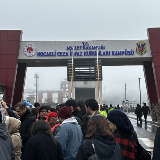 Dilovası'ndaki parfüm tesisi yangını davasında sanıklar hakim karşısında
İd...