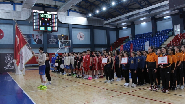 Basketbol yarı final müsabakaları Düzce'de başladı