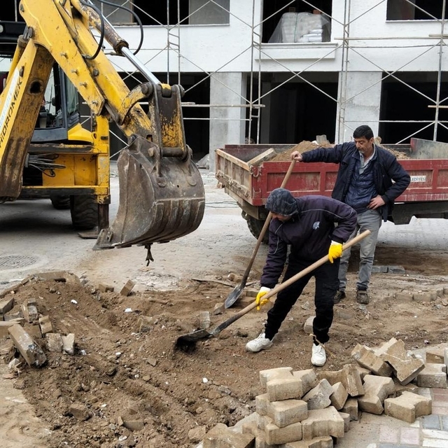 Edremit Belediyesi Altınkum'da ve Kadıköy'de yolları yeniliyor